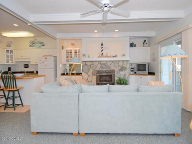 Livingroom fireplace/wetbar