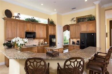 Check out the spacious bar & tile backsplash!