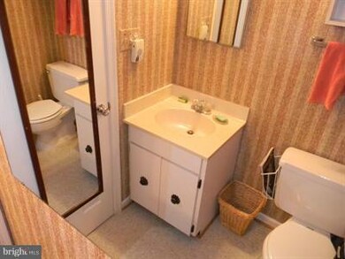 9417 Copenhaver Dr, Potomac, MD 20854 - photo 3