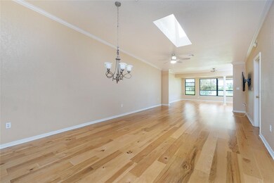 Spacious Livingroom/Dining Room Area