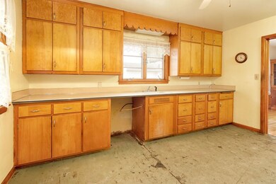 1018 W 1 St, Cedar Falls, IA 50613 - photo 5