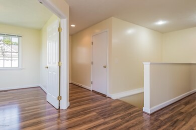 004-Foyer-2082635-medium