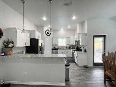 804 W Inez St, Beeville, TX 78102 - photo 6