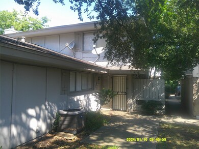 5670 Birchmont Dr unit C, Houston, TX 77091 - photo 2