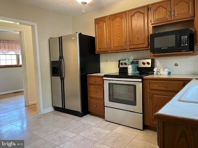 5205 Larlin Rd, Halethorpe, MD 21227 - photo 3