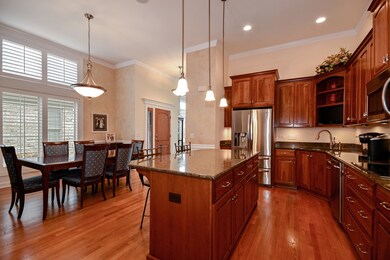 2011 N President St, Wheaton, IL 60187 - photo 2