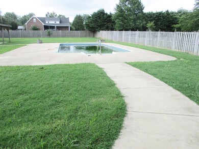 Super Nice pool with privacy fence