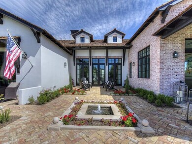 014_Gorgeous Courtyard