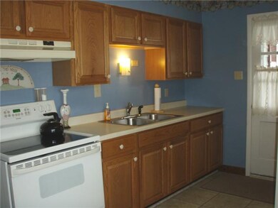 Kitchen Updated kitchen w/ oak cabinets