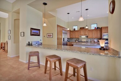 Keesha Bkfst Bar to kitchen