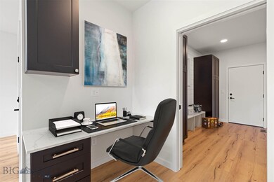 Similar Model-Virtually Staged