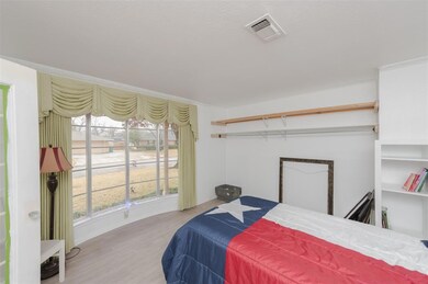 2021 Greenbriar Dr, Gainesville, TX 76240 - photo 5