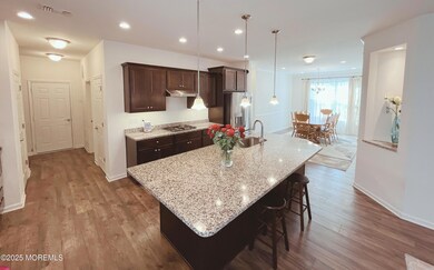 19 Eat-In Kitchen