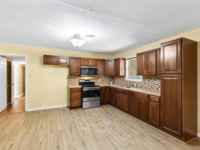 411 N Walnut St, Cleburne, TX 76033 - photo 7