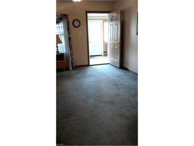 Front entry door to the living room from the enclo