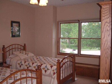 1006 Emerald Woods Ct, Davenport, IA 52806 - photo 7