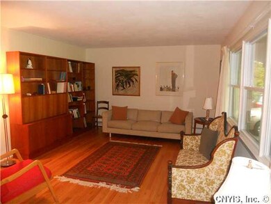 Living Room Spacious and bright livingroom