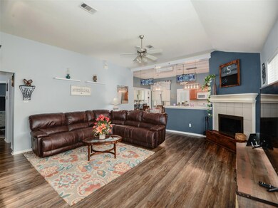 1014 Jefferson St, Alvin, TX 77511 - photo 6