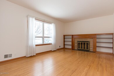 004 LIVING ROOM - IMG_4959