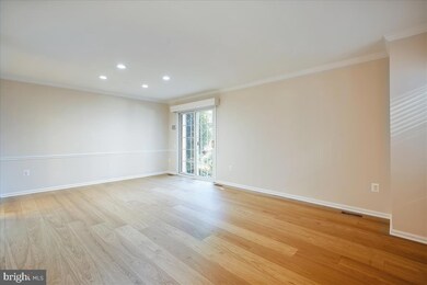 1341 Chetworth Ct, Alexandria, VA 22314 - photo 2