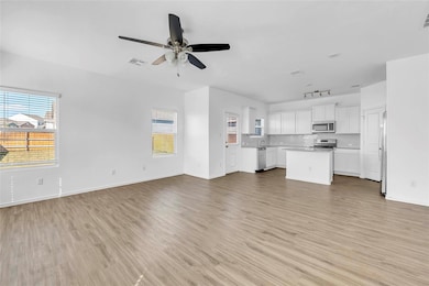 132 Bronco Billy Dr, Jarrell, TX 76537 - photo 4