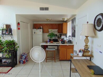 443 E Delano pic 4