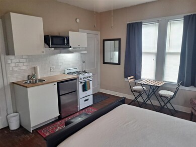 Kitchen with stainless steel appliances, backspla