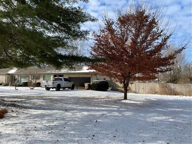 3210 Grove Pkwy, Columbus, IN 47203 - photo 2