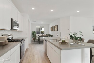 KITCHEN / DINING