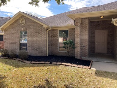 4765 Heathrow Ln, Alvin, TX 77511 - photo 2