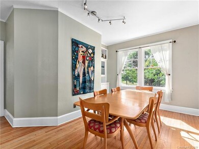 Dinning area with butlers pantry