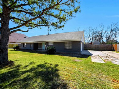 107 Canal Dr, Friendswood, TX 77546 - photo 3