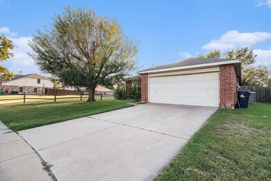 8308 Seven Oaks Ln, Denton, TX 76210 - photo 2