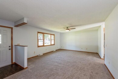 02_7226LittlePawPawLakeRoad_1_LivingRoom