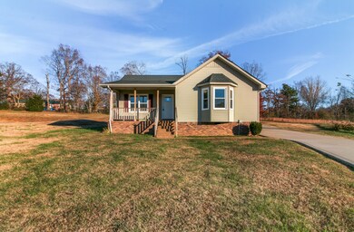 315 Sara Acres Dr, Tennessee Ridge, TN 37178 - photo 2