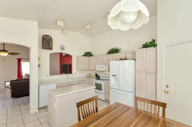 Spotless, eat-in kitchen