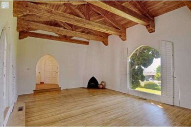 Arched doorway to the front door, beehive style fi