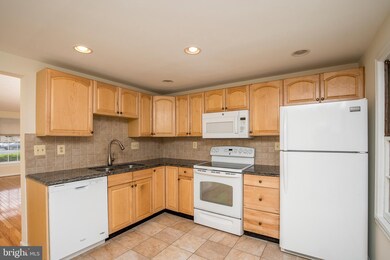 20590 Strath Haven Dr, Montgomery Village, MD 20886 - photo 6