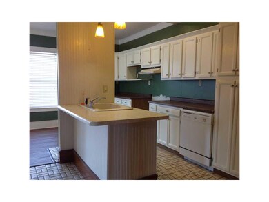 Kitchen. Breakfast bar, many cabinets