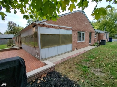 1321 Greenway Dr, Anderson, IN 46011 - photo 4