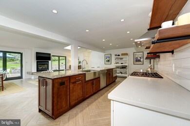 9117 Hamilton Dr, Fairfax, VA 22031 - photo 7