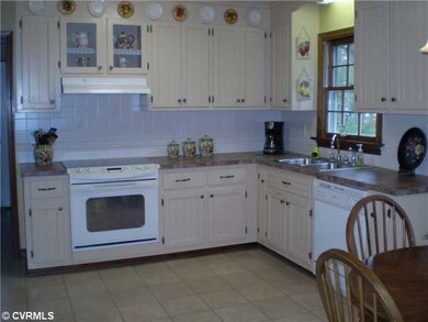 Kitchen - Nicely appointed, neutral colors, pantry