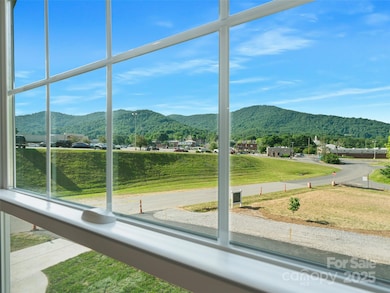 100 Red Twig Ln unit 102, Burnsville, NC 28704 - photo 5