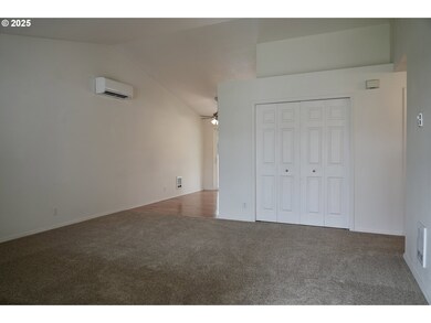 838 Hazelnut Ln, Springfield, OR 97478 - photo 4