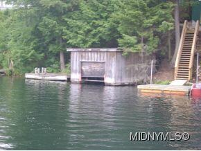 BOAT HOSE ON LAKE