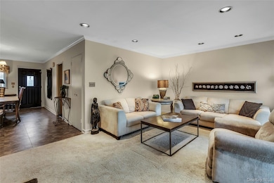 27 Abbey Ln, Plainview, NY 11803 - photo 3