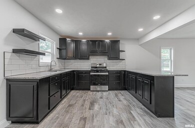 525 N Hamilton St, Lincoln, IL 62656 - photo 6