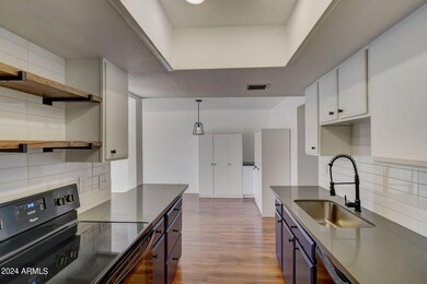 18-web-or-mls-E Palm Ln 221-016