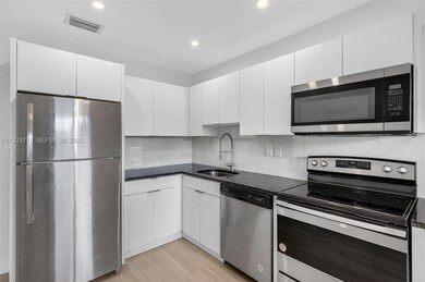 615 NE 26th St unit 8, Wilton Manors, FL 33305 - photo 6