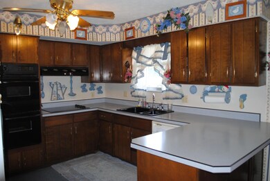 4002 Donegal Ct, Columbus, OH 43228 - photo 3